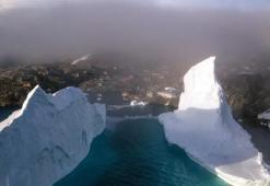 Grönland'da köylüler kapılarına dayanan devasa buzdağı ile uyandı!