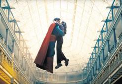 Superman yüksekten uçuyor