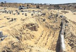 İsrail barbarlığı sınır tanımıyor! Mezarlık basıp cenaze çaldılar