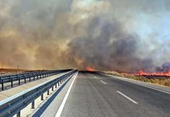 Edirne'de korkutan yangın! Kara yolu çift yönlü kapatıldı