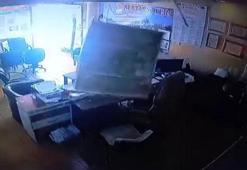 İş yerinin tavanının çökmesiyle neye uğradıklarını şaşırdılar