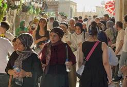 40 derecelik sıcaklığa rağmen kente akın ettiler! 'Bu taşları görmek için bile gelebilirler'