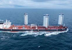 Geleceğin gemisi suya indi: Dev yelken destekli, dünyada bir ilk!