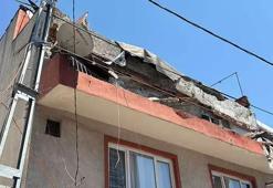 Kâğıthane’de faciadan dönüldü! 3 katlı binanın balkonu çöktü