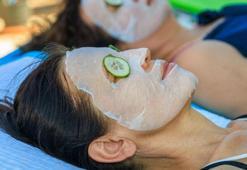 Fondöten kullanmaya gerek yok, salatalık suyu çözüyor! Cildi eşitleyen makyaj hilesi