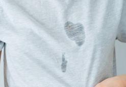 Yağ lekesini söküp atan formül! Kıyafetlerin çöp olmasına gerek yok