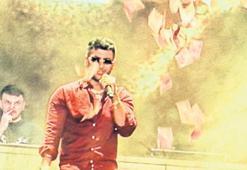 Para atılmasına sinirlendi