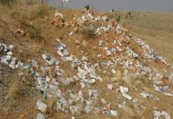 Arıza yapan aracını durdurdu gözlerine inanamadı! Tamamı kullanılmamış ve yol kenarında atılı