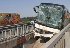 Antalya'da 34 turistin olduğu otobüs bariyerlere sıkıştı: Faciaya ramak kala durdu