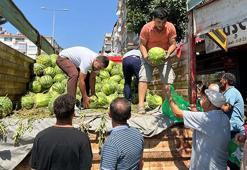 Babasının ölüm yıldönümünde 1 kamyon karpuz dağıttılar: Kapış kapış gitti
