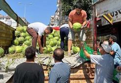 Babasının ölüm yıldönümünde 1 kamyon karpuz dağıttılar: Kapış kapış gitti