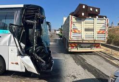 TEM'de feci kaza! Yolcu otobüsü kamyona çarptı: Yaralılar var