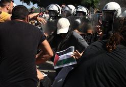 İsrail gemisine Rodos'ta soğuk duş: Filistin bayraklarıyla protesto edildiler!