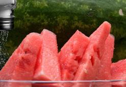 Karpuza tuz serpip yiyin! Adeta lezzet fışkıracak, deneyenin bırakamadığı tat
