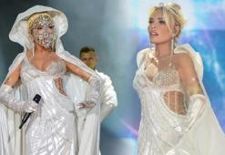 Elbisesi dikkat çekti! 79 yaşındaki Süperstar Ajda Pekkan 45 şarkı söyledi