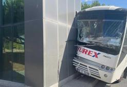 İşçi servisi direğe çarptı! Çok sayıda yaralı var