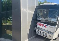 İşçi servisi direğe çarptı: 16 yaralı