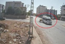 Motosiklet, minibüse ok gibi saplandı