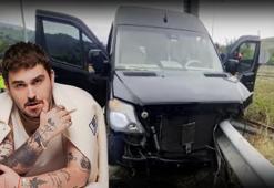 Ünlü şarkıcı Çağan Şengül kaza yaptı! Minübüs bariyerlere saplandı