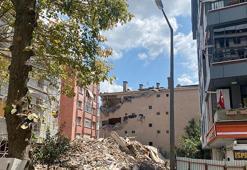 Panik anları... 5 katlı bina yıkım sırasında yandaki binanın üzerine çöktü