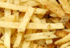 Patates kızartması lastik gibi olduysa böyle kurtarın! Yağda 1-2 çevirin, çıtır çıtır olacak