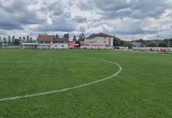 Sahaya yıldırım düştü! 2 futbolcu ağır yaralandı