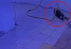 Kahreden görüntü! Akıma kapılan kapıcının feci ölümü sitenin güvenlik kamerasında