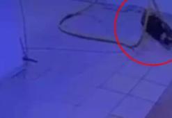 Kahreden görüntü! Akıma kapılan kapıcının feci ölümü sitenin güvenlik kamerasında