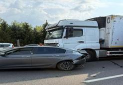 TEM'de zincirleme kaza! 5 araç birbirine girdi trafik aksadı