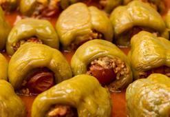 Biber dolması böyle yapılır! Salçaya gram gerek yok, farkı zeytinyağından geliyor