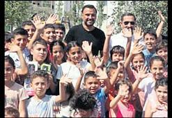 Depremzede çocuklarla buluştu