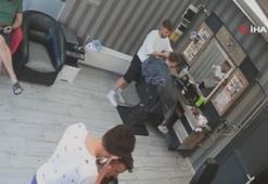 Müşterisinin saçını keserken duvardaki petek yere düştü