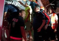 Balıkesir'de deprem! Yıkılan binadan bir kişi sağ olarak çıkarıldı