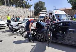 Bitlis'te kaza! İki otomobil çarpıştı: 5'i çocuk, 10 yaralı