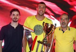 Kupa Galatasaray'dan alındı, Fenerbahçe'ye teslim edildi!