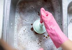 Tıkalı lavaboyu saniyeler içinde açıyor! Tesisatçıya, pahalı kimyasallara gerek yok