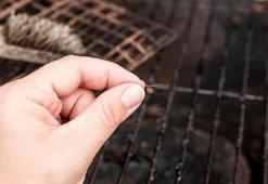 Mangal teline yapışırsa büyük tehlike! Fırçayı süren yandı, çaresi limonmuş