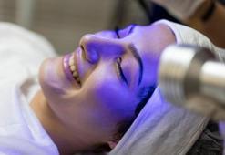 Mavi ışık yoruyor, kolajen zayıflıyor! Kahverengi lekelere 2 vitaminli çözüm