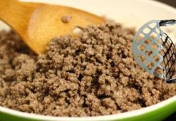 Kavururken topaklaşan kıymaya tek malzeme yeter! Tane tane pişiyor, tadı nefis