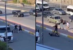 Trafiğin ortasında birbirlerine girdiler! Çekiçler, sopalar havada uçuştu