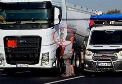 Adana'daki yol kavgası dehşete düşürdü! Elinde baltayla TIR şoförünü tehdit etti