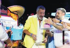 Yeni yaşını sahnede kutladı