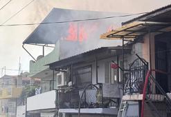 İzmir'de hurdalıkta başlayan yangın çevredeki evlere sıçradı!