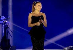 Merve Özbey memleketi Erzurum'da binlerce kişiye konser verdi