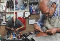 Babasından öğrendi, 45 yıldır bu işi yapıyor! Talep patladı: Sağlık açısından tercih edilen bir ayakkabı