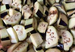 Patlıcanın kararmasını önleyen tüyo! Suya batırıp 1 kaşık ekleyin