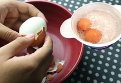 Suya bu ikisini katın: Haşlanmış yumurta kabukları çatlamadan, jelatine dönsün
