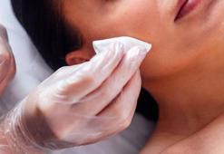 Yüzdeki makyajı kiri söküp atıyor! Kozmetiklerden daha etkili, yapımı çok kolay