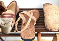 Mantar tabanlı süet terlikleri fırçalayarak temizleyin! Karıştırıp silince kayışları bile parlıyor