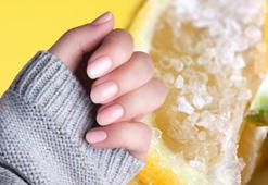Tırnaklar artık kırılmayacak! 10 dakikada manikür etkisi, yarım limon suyuyla karıştırın